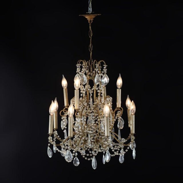 French Antique French Louis XIV Style Brass & Crystal 12-Light Teired Chandelier C1930 For Sale - Image 3 of 12