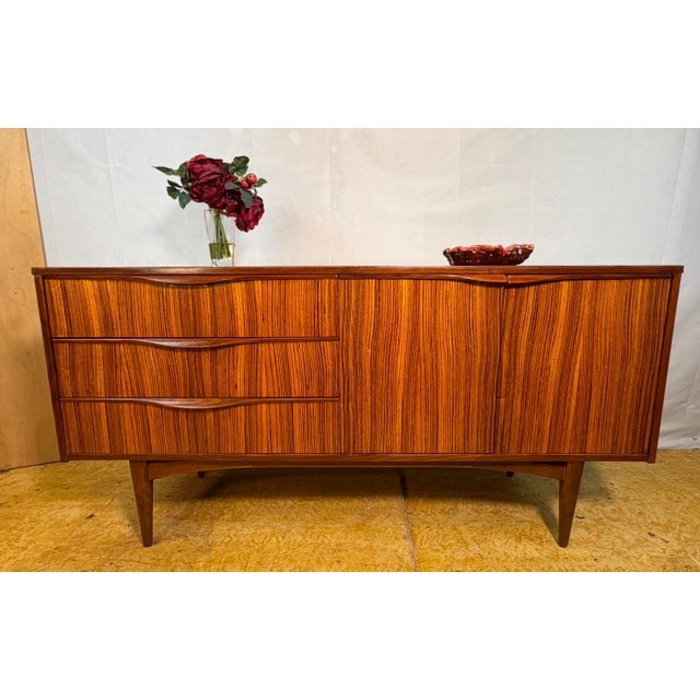 Brown Mid-Century Modern Teak and Zebrano Sideboard by Elliotts of Newbury, 1960 For Sale - Image 8 of 9