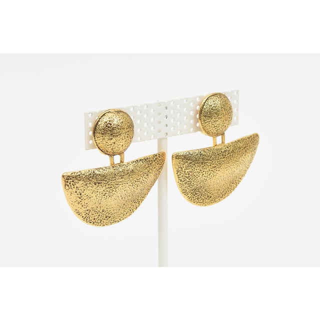 Robert Lee Morris Vintage 1960's Gold Plated Pagoda Form Dangle Clip on Earrings, Pair Of For Sale - Image 4 of 9