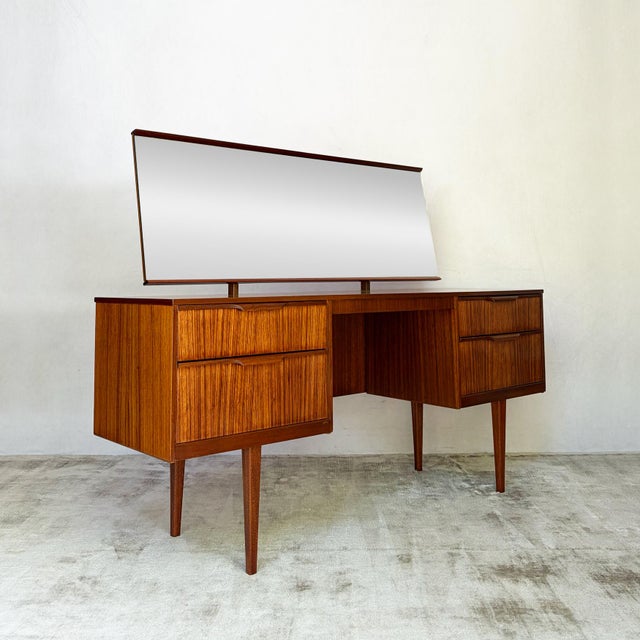 This Austinsuite dressing table dates from the 1960s and features richly coloured wood, striking grain and a large...