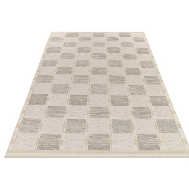 Exemplifying a modern take on Swedish Deco styles, a 10x14 flat weave from Rug & Kilim’s award-winning Scandinavian Kilim...