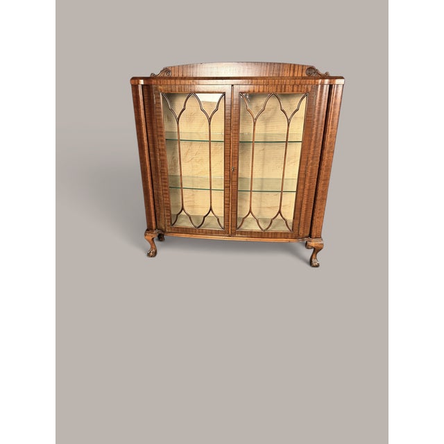 English Art Deco Display Cabinet in Figured Walnut, 1930 For Sale - Image 3 of 11