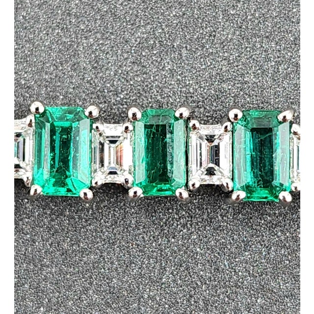 10.91 Ct Natural Emerald & Diamond Bracelet For Sale - Image 4 of 8