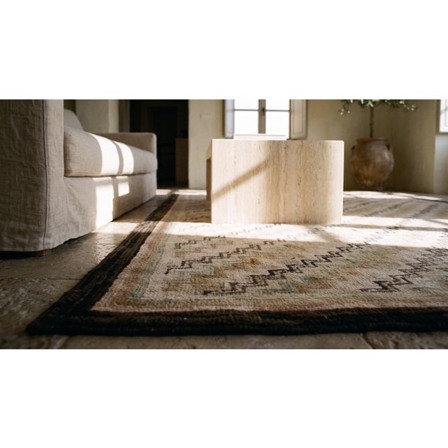 Beige 1925s Ivory Cream Zigzag Modern Antique American Hooked Rug Hand Knotted Pile Rug 4'5" X 6'4" Wool Carpet For Sale - Image 8 of 9