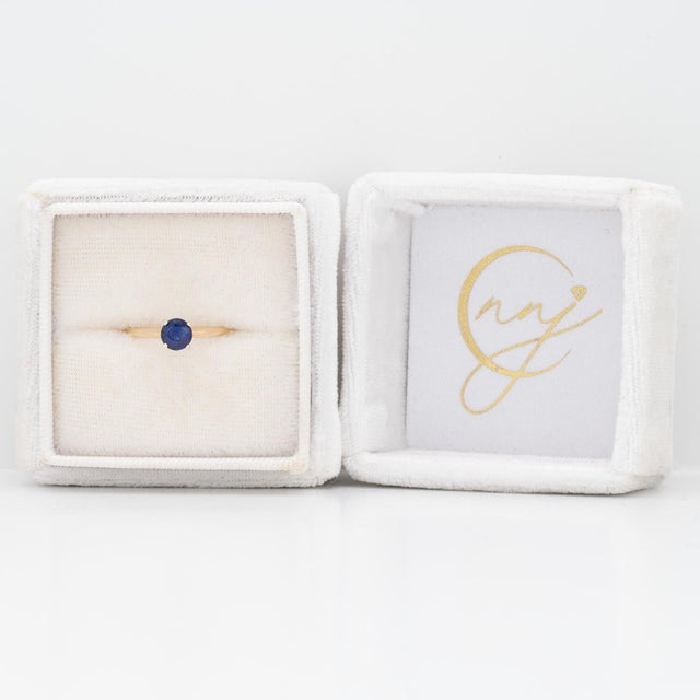 Modern Natural Ceylon Sapphire Solitaire Ring: Solid 14k Gold, 5mm Round Fine Jewelry, Size 6.75 For Sale - Image 3 of 8