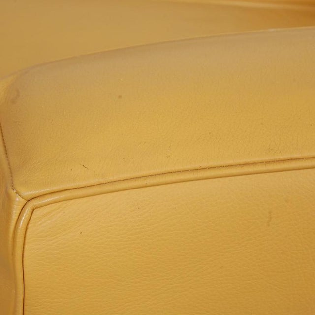 LC2 3 Seater Sofa in Curry Yellow Leather from Le Corbusier For Sale - Image 17 of 18
