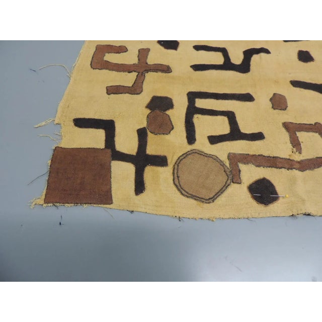1970s Vintage Tan and Black Raffia Woven Kuba African Textile #5 For Sale - Image 5 of 6