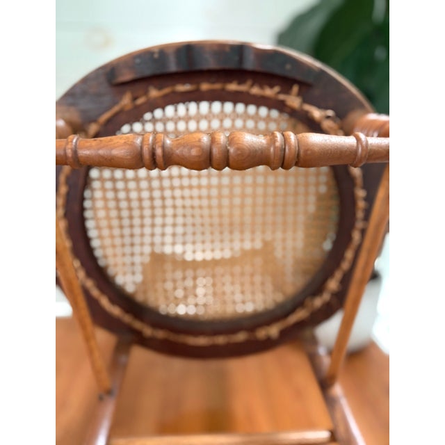 American Early 1900s Colonial Revival Cane Rocking Chair With Burlwood Crest Inlay | Traditional Americana Rocker For Sale - Image 3 of 9