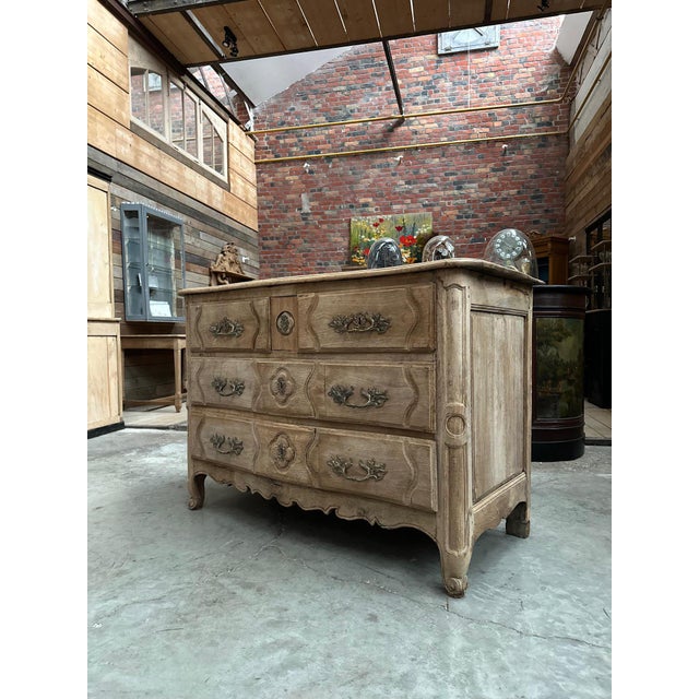 18th Century Oak Chest of Drawers For Sale - Image 3 of 15