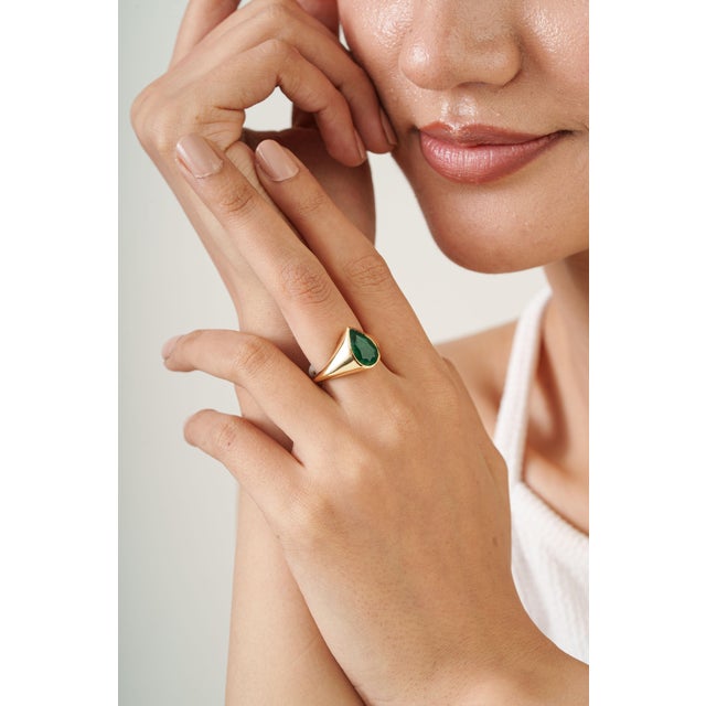 Contemporary 2.67ct Chunky Pear-Cut Emerald Contemporary Dome Ring in 18k Yellow Gold Size 4 For Sale - Image 3 of 15