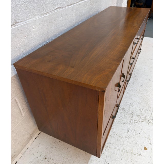 Vintage Mid-Century Modern Walnut Credenza For Sale In New York - Image 6 of 13