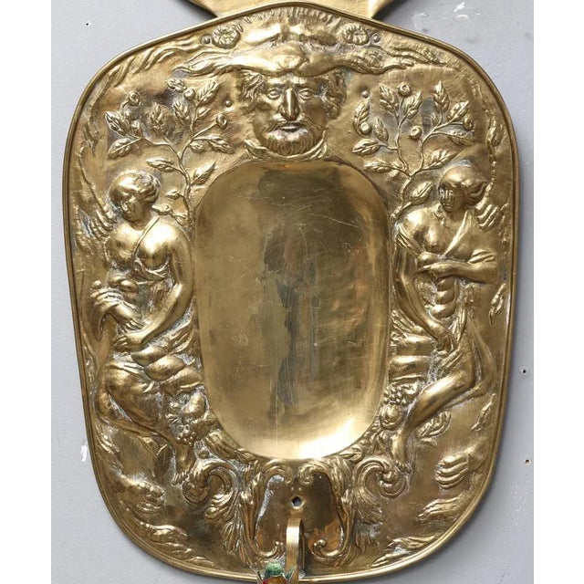 A few brass blakers with stamps. The pieces have a proud measure of 65 cm x 33 cm. The candle holders are available. Very...