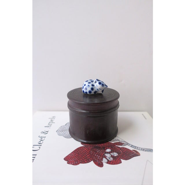 Jewelry Trinket Box With Porcelain Cat Blue and White, Mid-20th Century For Sale - Image 4 of 13