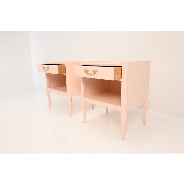 Pink Henredon French Provincial Louis XV Style Pink Lacquered Nightstands, Pair | Newly Refinished For Sale - Image 8 of 15