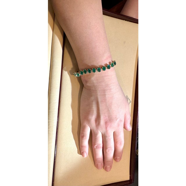 24 Carat Emerald 1.8 Carat Diamond Tennis Bracelet 14 Karat White Gold, 16.7 GM For Sale - Image 11 of 18
