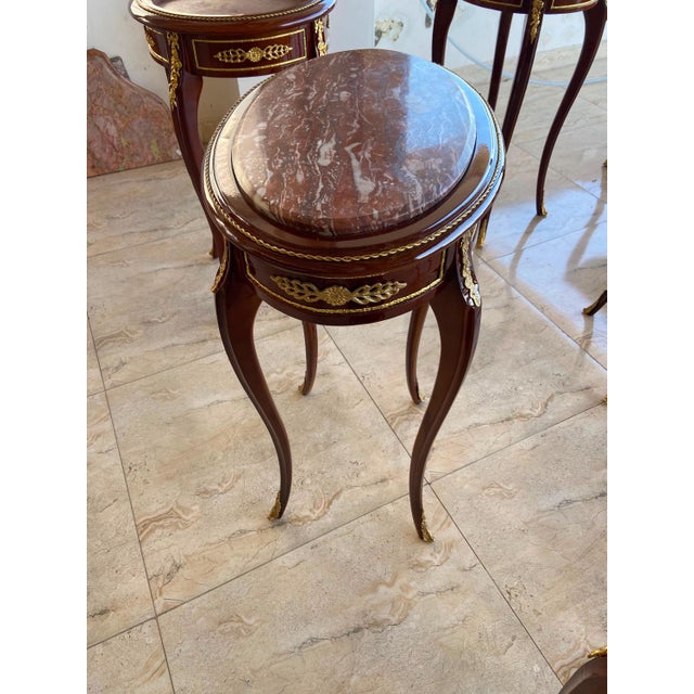1960s French Louis XV Mahogany End Tables Gilt Bronze, Marble Top Pair For Sale - Image 4 of 4