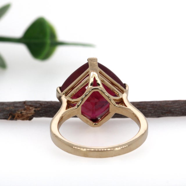 10.5 Carat Madagascar Ruby Statement Solitaire Ring in 14k Solid Gold, Size Us 6.75 For Sale In Columbus - Image 6 of 7