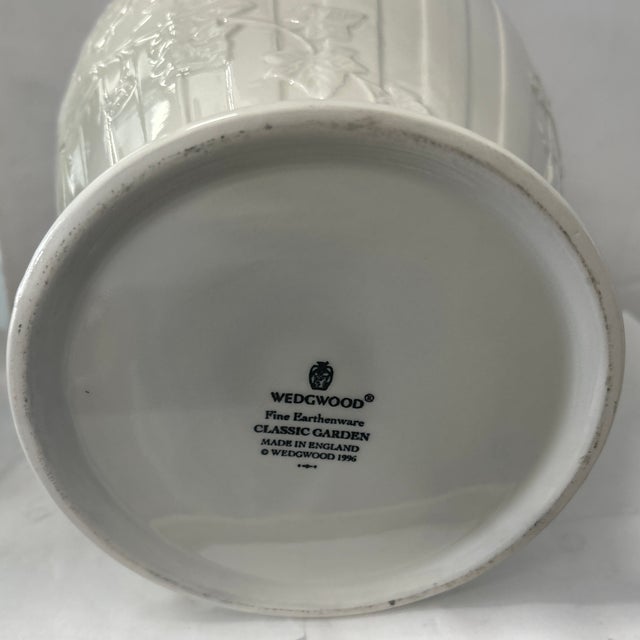 1990s Wedgwood Classic Garden Fluted Ceramic Vase For Sale In Miami - Image 6 of 8