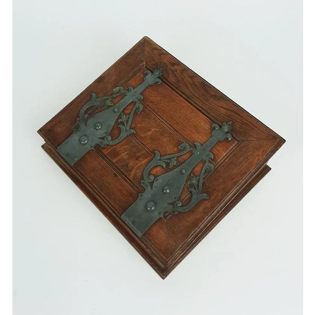 Arts & Crafts Trunk in Oak, 1890s For Sale - Image 5 of 9