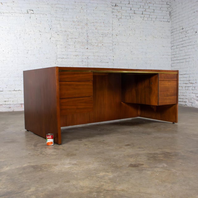 Mid to Late 20th Century MCM to Modern Walnut Executive Desk by Commonwealth Contract Furnishings For Sale - Image 18 of 18