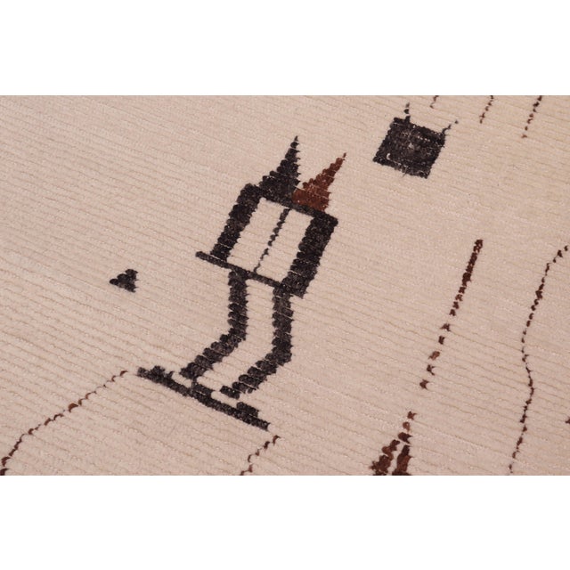 Abstract Boho Chic Beige/Brown High Low Wool Rug - 7'9'' X 10'5'' For Sale - Image 3 of 9