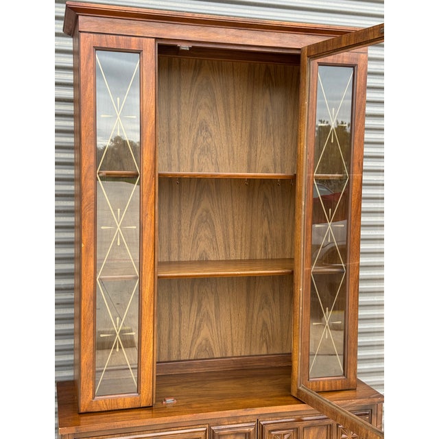 1970s C. 1972 Mid Century Modern China Cabinet W/ Etched Geometric Glass, Carved Accents, Brutalist Pulls For Sale - Image 5 of 12