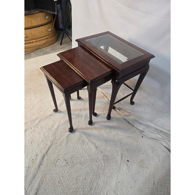 A classic set of vintage 3-piece nesting tables crafted in a rich mahogany finish, featuring elegant Queen Anne cabriole...