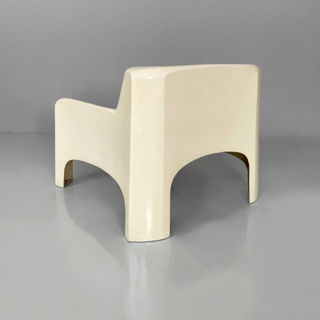 Arflex Italian Space Age Gaia Armchairs in White Fiberglass and Brown Leather by Carlo Bartoli for Arflex, 1970s, Set of 2 For Sale - Image 4 of 18