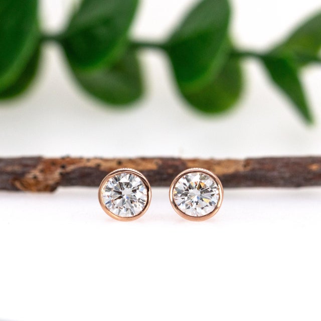 Contemporary Bezel Setting Lab-Grown Diamond Solitaire Studs in Solid 14k Rose Gold | Rd 5mm For Sale - Image 3 of 7