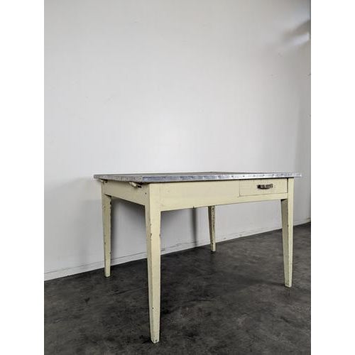 Vinatge Industrial Office Table, in Very Good conditions.