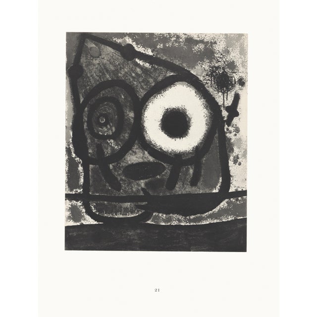 Abstract 1967 Joan Miró Lithograph 21, "Tête Blue Et Oiseau Flèche" (Blue Head and Bird Arrow) For Sale - Image 3 of 5