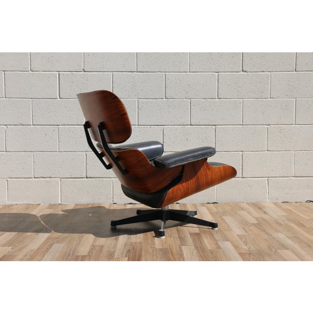 Herman Miller 1960s Herman Miller Eames Lounge Chair & Ottoman in Brazilian Rosewood and Black Leather For Sale - Image 4 of 18