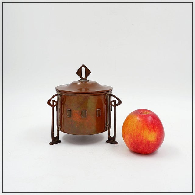 Box - Decoration - Art nouveau Measures : Ø10cm / 14 cm H:15cm Materials : copper - Brass Original pre-war Art Nouveau pot...