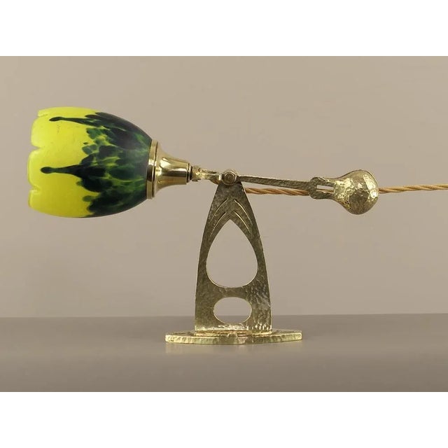 This high-quality Viennese masterpiece features a semi-cardanic suspension and is handmade from solid brass. The wall lamp...