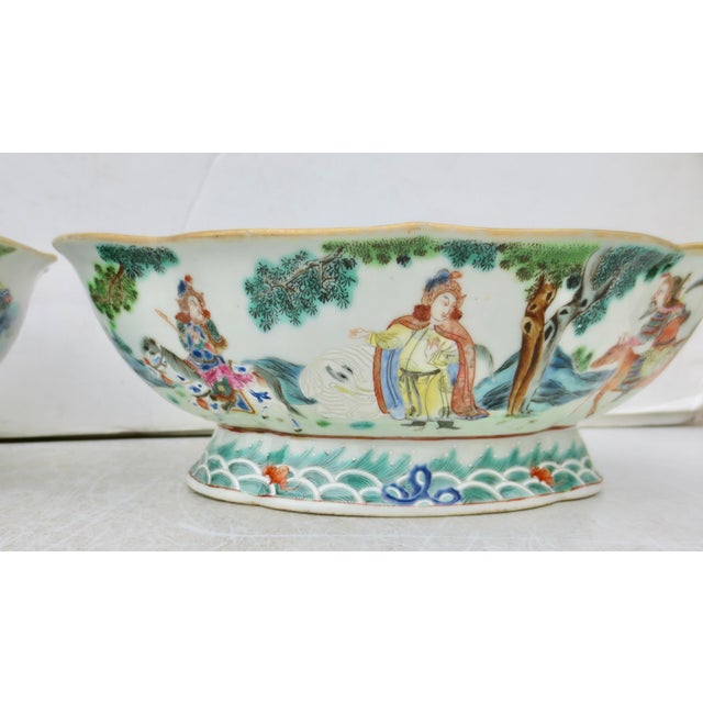 Pair of Antique Chinese Rose Medallion Bowls- A Pair of 2 For Sale - Image 4 of 17