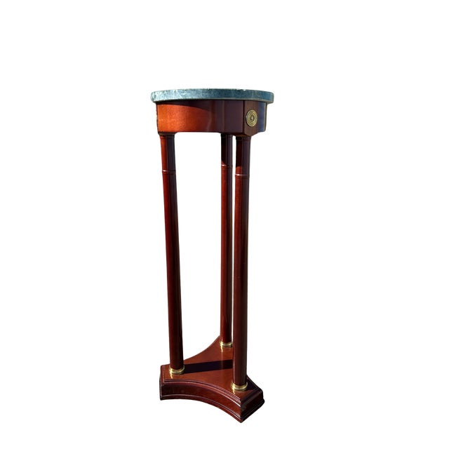 Late 20th Century Vintage Bombay Company Regency-Style Mahogany Pedestal Stand With Green Marble Top For Sale - Image 5 of 10