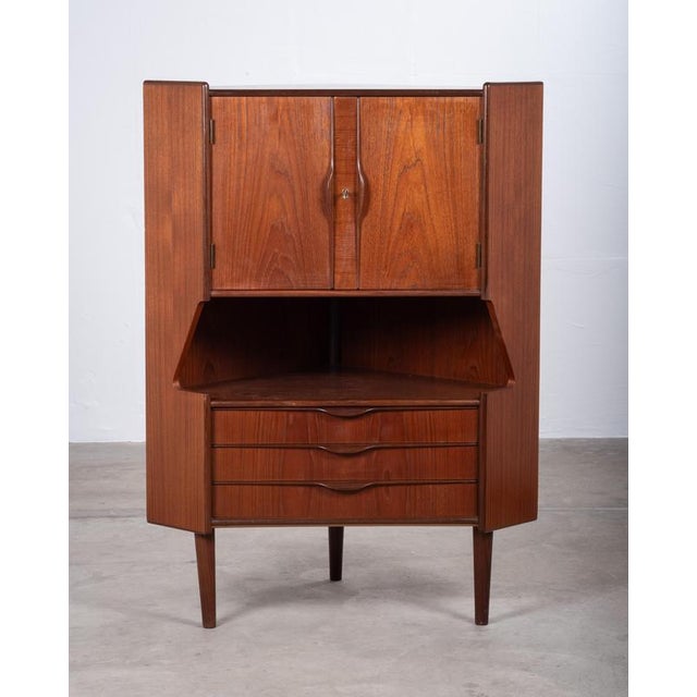 A refined Danish corner cabinet in teak, produced in the 1960s. Designed to make elegant use of space, this piece offers...