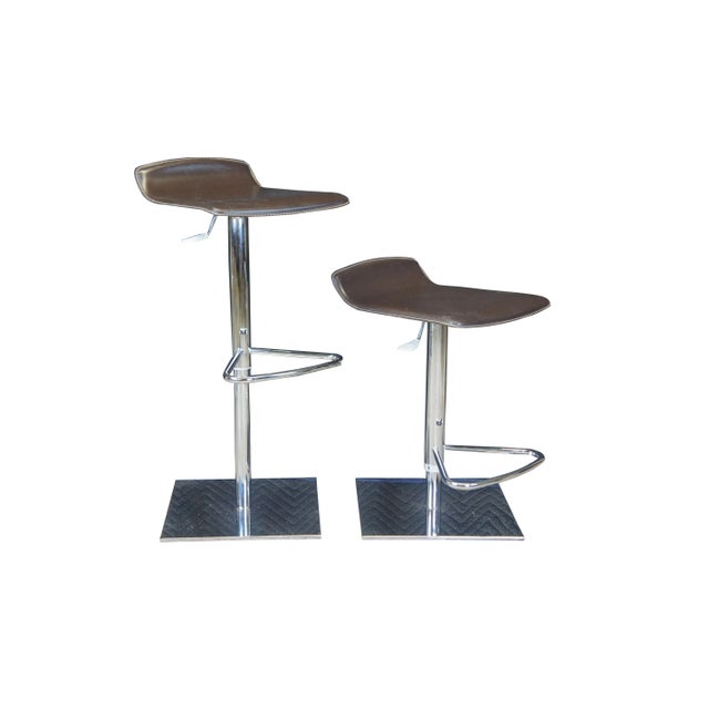 A lovely set of 5 Italian bar stools by Frontgate. Features a streamline form with a chrome frame with foot rests and...
