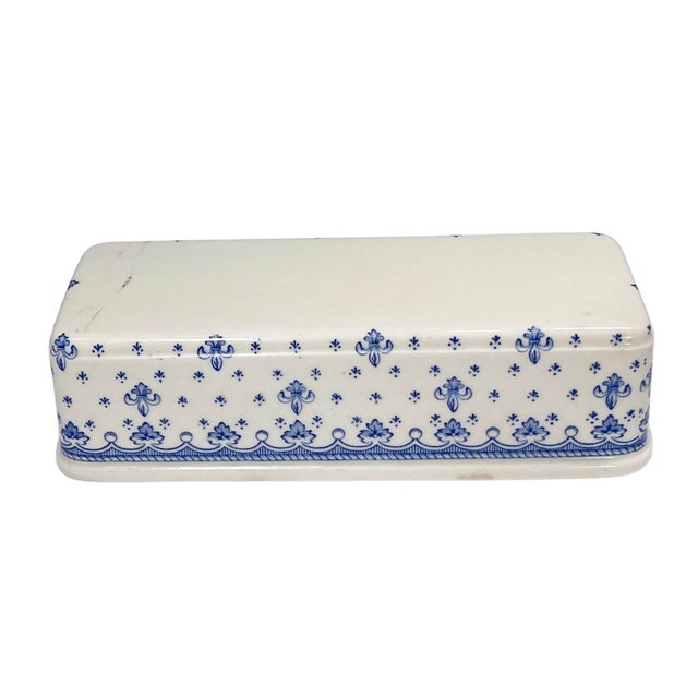 Add an English touch to your dining room table with this rare butter lid in the classic fleur de lis pattern. This...
