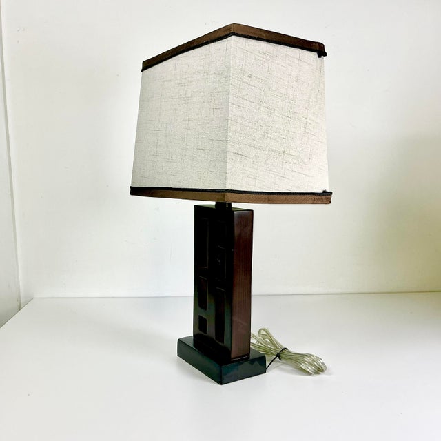 1990s Vintage Asian Chinoiserie Boho Chic Wood Accent Table Lamp. For Sale - Image 4 of 13