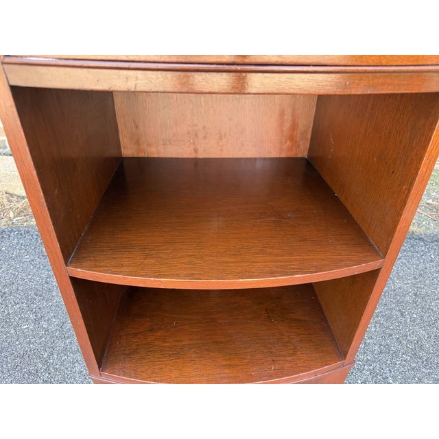 Mid 20th Century Pair of Frederal Style Bowfront Mahogany 1 Drawer Nightstands by Rway Furniture For Sale - Image 4 of 17