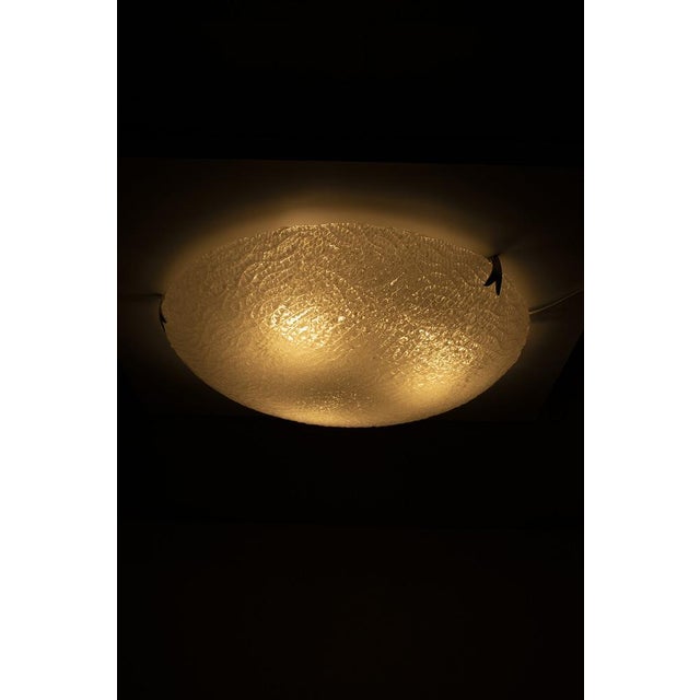 Huge glass ceiling lamp in a subtle chrome base. In a good vintage condition. Measurements H. 11 cm; Ø 50 cm. Up to 250V...