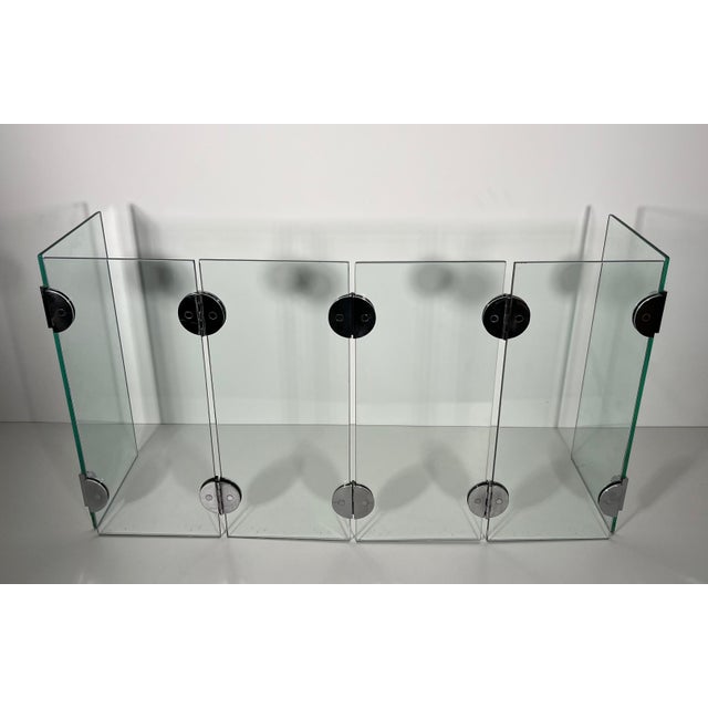 This exceptional fireplace screen is made of 6 glass panels with chrome hinges. It is a French work in the style of Robert...