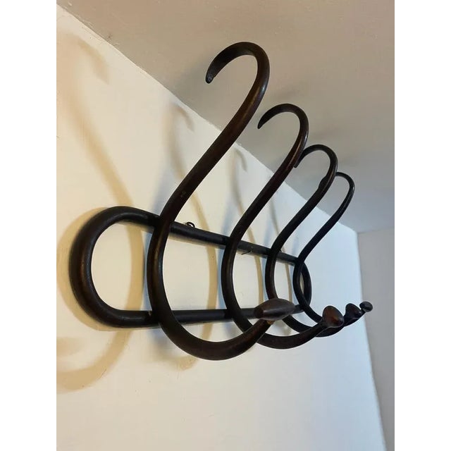 Manteau Thonet 4 S in natural beech wood. Very good general condition. This piece is attributed to the mentioned...