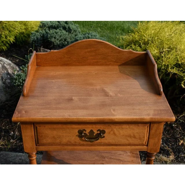 1960s Heywood Wakefield Maple Table Vintage Americana 1 Drawer Side Nightstand Gallery For Sale - Image 5 of 13