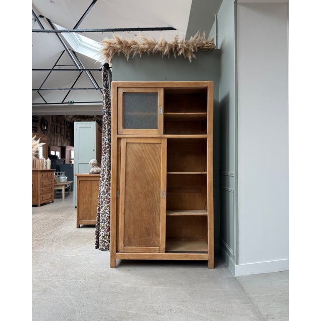 This 1950s wardrobe is appealing thanks to its clean, functional lines, typical of post-war design. Made of beechwood, it...