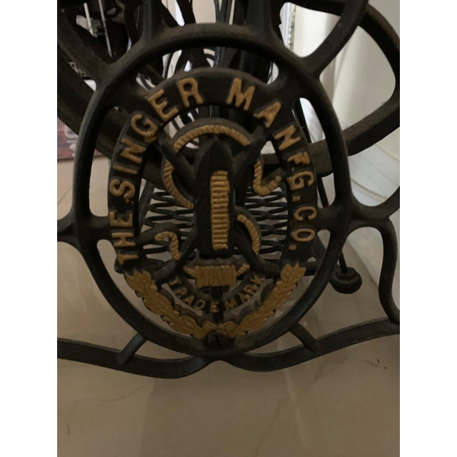 Early 20th Century Antique Singer Sewing Machine in Cabinet For Sale - Image 5 of 6