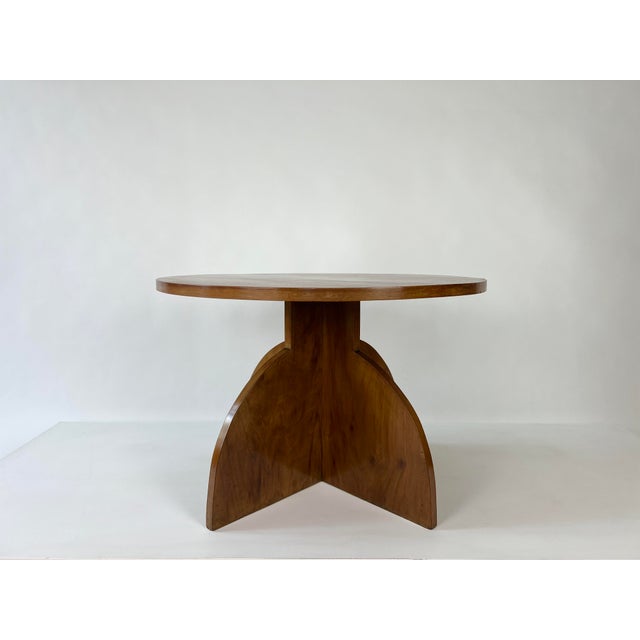 French Modernist Art Deco circular coffee or occasional table, c.1930-50 Made from veneered walnut with a rich warm tone...