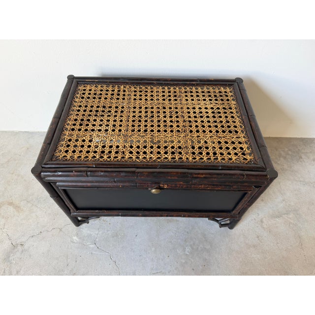 1980s Vintage Chinoiserie Black Lacquered Bamboo Vanity Dressing Table With Mirror, Side Cabinets & Wicker Bench For Sale - Image 5 of 17