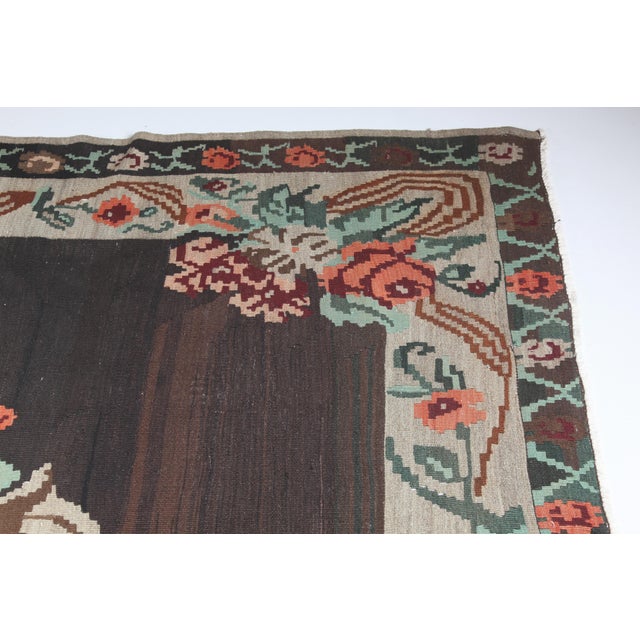 Mid-Century Modern Vintage Anatolian Floral Kilim With Central Bouquet – Handwoven Wool Flatweave Kilim Rug -5' 8'' X 8' 2'' For Sale - Image 3 of 12